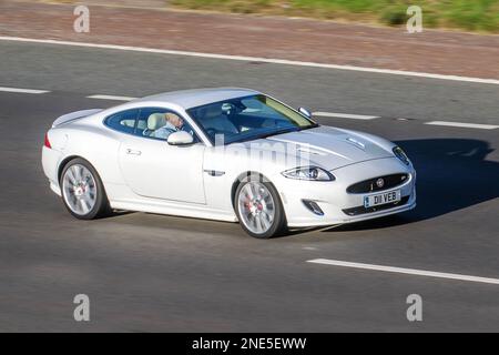 2012 blanc JAGUAR XK R automatique à 5000cc 6 vitesses ; conduite sur l'autoroute M61, Royaume-Uni Banque D'Images