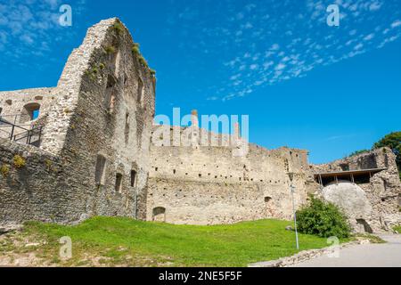 Vue intérieure sur la ruine du château épiscopal du 13th siècle à Haapsalu. Estonie, États baltes Banque D'Images