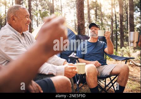 Camping, randonnées et hommes âgés avec café dans la nature en appréciant la boisson, toasting dans la célébration de la retraite ou Voyage. Des amis âgés qui élèvent la tasse Banque D'Images