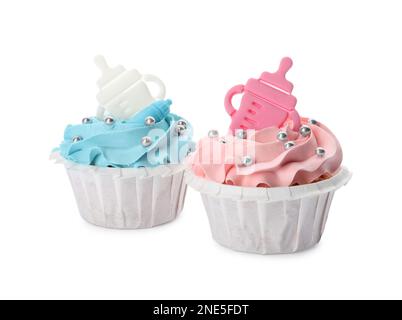 Petits gâteaux de douche de bébé avec bleu clair et crème rose sur fond blanc Banque D'Images