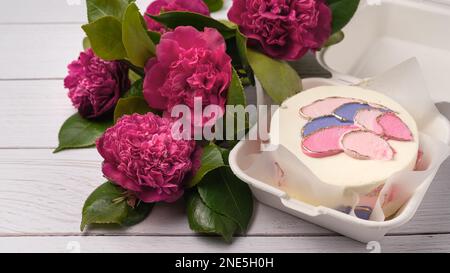 Petit gâteau à bento dans une boîte avec fleurs Banque D'Images