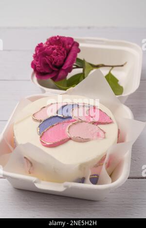 Petit gâteau bento dans une boîte avec fleur Banque D'Images