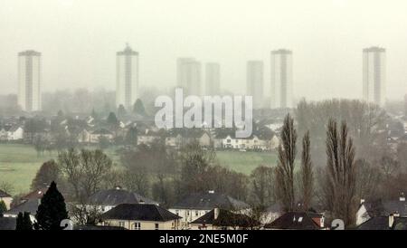 Glasgow, Écosse, Royaume-Uni 16th février 2023. Météo au Royaume-Uni : le jour de la brume a vu la visibilité à quelques centaines de mètres alors que la ville a disparu derrière les tours de scotstoun. Crédit Gerard Ferry/Alay Live News Banque D'Images