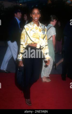 Los Angeles, Californie, États-Unis 25th juin 1996 l'actrice Holly Robinson assiste à la première « Independence Day » de 20th Century Fox au Mann Village Theatre on 25 juin 1996 à Los Angeles, Californie, États-Unis. Photo par Barry King/Alay stock photo Banque D'Images