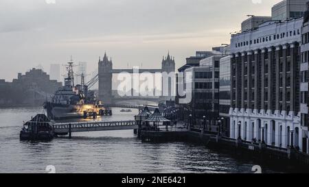 London Bridge Hospital, HMS Belfast et Tower Bridge, la vue depuis London Bridge au lever du soleil. Banque D'Images