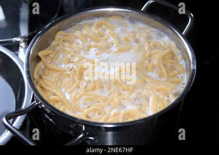 cuisson de spaetzle d'œuf frais dans une casserole Banque D'Images