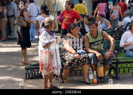 Mexique - 21 janvier 2007 : couple mexicain assis sur le banc du parc au milieu d'une journée chargée dans le parc, Zocalo, Mérida Banque D'Images