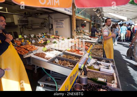 France, Normandie, Trouville-sur-Mer, marché avec une variété de fruits de mer, coquillages. Banque D'Images