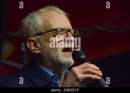 Londres, Royaume-Uni. 16th janvier 2023. L'ancien leader travailliste Jeremy Corbyn prononce un discours. Divers syndicats et leurs membres ont organisé un rassemblement devant Downing Street en réponse aux plans du gouvernement britannique en vue d'une nouvelle loi limitant les grèves. Banque D'Images