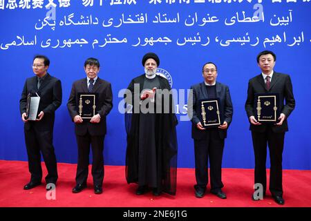 Pékin, Pékin, Chine. 15th févr. 2023. Ce document fourni par la présidence iranienne montre le président de la République islamique d'Iran, EBRAHIM RAISI, lors d'une cérémonie, Hao Ping, secrétaire du Parti communiste de l'Université de Pékin, A reçu le titre de « Professeur honoraire » de l'Université de Pékin en reconnaissance des services et actions du Président dans le renforcement et le développement des relations entre l'Iran et la Chine, ainsi que dans le maintien de la paix et de la stabilité dans la région et dans le monde à Beijing, Chine, le 15 février 2023. (Credit image: © Présidence iranienne via ZUMA Press Wire) Banque D'Images