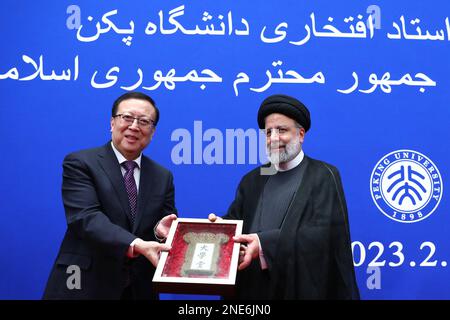 Pékin, Pékin, Chine. 15th févr. 2023. Ce document fourni par la présidence iranienne montre le président de la République islamique d'Iran, EBRAHIM RAISI, lors d'une cérémonie, Hao Ping, secrétaire du Parti communiste de l'Université de Pékin, A reçu le titre de « Professeur honoraire » de l'Université de Pékin en reconnaissance des services et actions du Président dans le renforcement et le développement des relations entre l'Iran et la Chine, ainsi que dans le maintien de la paix et de la stabilité dans la région et dans le monde à Beijing, Chine, le 15 février 2023. (Credit image: © Présidence iranienne via ZUMA Press Wire) Banque D'Images