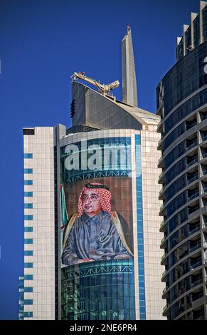 H.H. TARDIF SHEIKH MAKTOUM BIN RASHID AL MAKTOUM, ANCIEN SOUVERAIN DE DUBAÏ sur un gratte-ciel à la Marina de Dubaï Banque D'Images