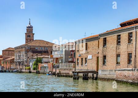 Murano, Italie - 1 juillet 2021 : vue panoramique sur le canal de Burano, l'île de venise avec l'industrie historique du verre soufflé. Banque D'Images