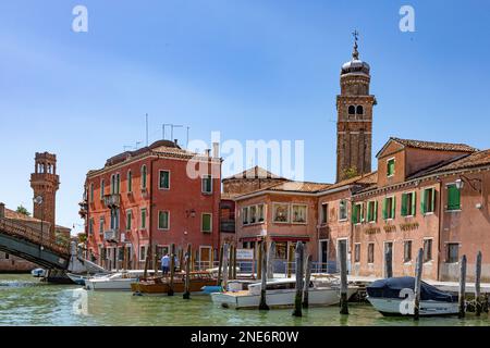 Murano, Italie - 1 juillet 2021 : vue sur le canal de Murano avec façade de l'ancienne fabrique de verre traditionnelle. Banque D'Images