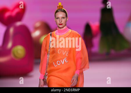 Madrid, Espagne. 16th févr. 2023. Un modèle fait le tour de la piste du spectacle de mode Agatha Ruiz de la Prada à la Mercedes Benz Fashion week de l'IFEMA à Madrid. Crédit : SOPA Images Limited/Alamy Live News Banque D'Images