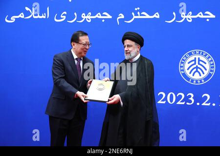 Pékin, Pékin, Chine. 15th févr. 2023. Ce document fourni par la présidence iranienne montre le président de la République islamique d'Iran, EBRAHIM RAISI, lors d'une cérémonie, Hao Ping, secrétaire du Parti communiste de l'Université de Pékin, A reçu le titre de « Professeur honoraire » de l'Université de Pékin en reconnaissance des services et actions du Président dans le renforcement et le développement des relations entre l'Iran et la Chine, ainsi que dans le maintien de la paix et de la stabilité dans la région et dans le monde à Beijing, Chine, le 15 février 2023. (Credit image: © Présidence iranienne via ZUMA Press Wire) Banque D'Images