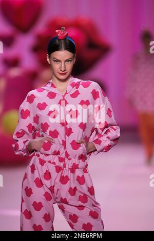 Madrid, Espagne. 16th févr. 2023. Un modèle fait le tour de la piste du spectacle de mode Agatha Ruiz de la Prada à la Mercedes Benz Fashion week de l'IFEMA à Madrid. Crédit : SOPA Images Limited/Alamy Live News Banque D'Images