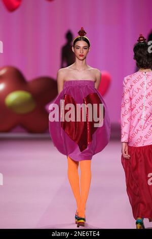 Madrid, Espagne. 16th févr. 2023. Un modèle fait le tour de la piste du spectacle de mode Agatha Ruiz de la Prada à la Mercedes Benz Fashion week de l'IFEMA à Madrid. Crédit : SOPA Images Limited/Alamy Live News Banque D'Images