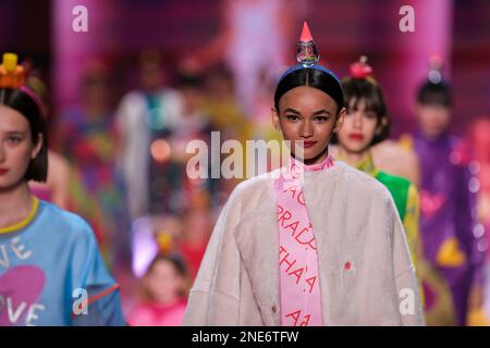 Madrid, Espagne. 16th févr. 2023. Les modèles parcourent la piste du spectacle de mode Agatha Ruiz de la Prada à la Mercedes Benz Fashion week de l'IFEMA à Madrid. Crédit : SOPA Images Limited/Alamy Live News Banque D'Images