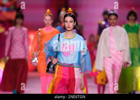 Madrid, Espagne. 16th févr. 2023. Les modèles parcourent la piste du spectacle de mode Agatha Ruiz de la Prada à la Mercedes Benz Fashion week de l'IFEMA à Madrid. Crédit : SOPA Images Limited/Alamy Live News Banque D'Images