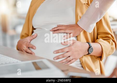 Femme enceinte, contact avec la main et l'estomac de la femme dans un bureau prêt pour le travail. Grossesse, nouvelle mère et co-travail montrant le soutien de mama par Banque D'Images