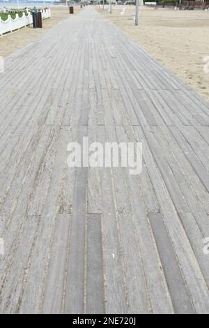 gros plan, angle bas, de la promenade bordant la plage en été Banque D'Images