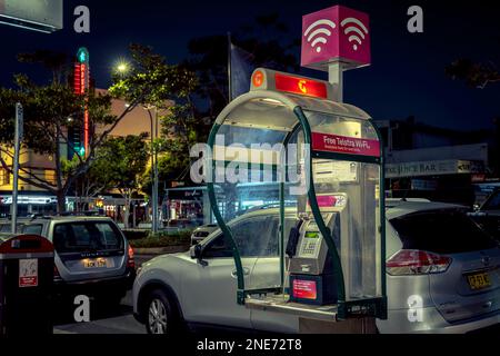 Port Macquarie, Nouvelle-Galles du Sud, Australie - cabine de téléphone fixe Telstra illuminée la nuit Banque D'Images