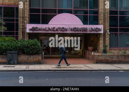 Londres, Royaume-Uni. 16 février 2023. Une promenade piétonne passant devant le siège du Syndicat des travailleurs de la communication (CWU) à Wimbledon, au sud-ouest de Londres. Les membres de Royal Mail représentés par le Syndicat des travailleurs de la communication ont voté massivement pour poursuivre la grève dans un conflit sur la rémunération, l'emploi et les conditions de travail.Credit: amer ghazzal/Alay Live News Banque D'Images
