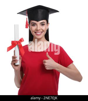Joyeux étudiant avec chapeau de diplôme et diplôme sur fond blanc Banque D'Images