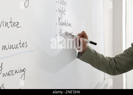 Professeur d'anglais donnant la leçon près du tableau blanc, gros plan Banque D'Images