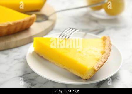 Tranche de tarte au citron maison sur table en marbre blanc Banque D'Images