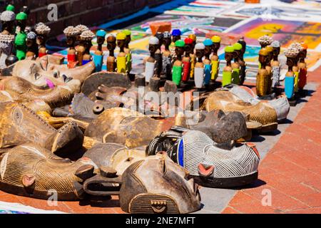 Le Cap, Afrique du Sud - 13 février 2023: Curios africains en vente sur la rue camps Bay Banque D'Images