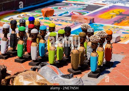 Le Cap, Afrique du Sud - 13 février 2023: Curios africains en vente sur la rue camps Bay Banque D'Images