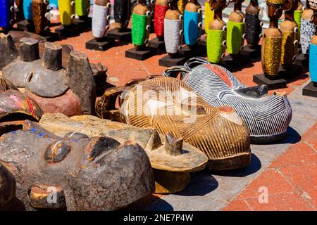 Le Cap, Afrique du Sud - 13 février 2023: Curios africains en vente sur la rue camps Bay Banque D'Images