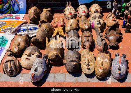 Le Cap, Afrique du Sud - 13 février 2023: Curios africains en vente sur la rue camps Bay Banque D'Images