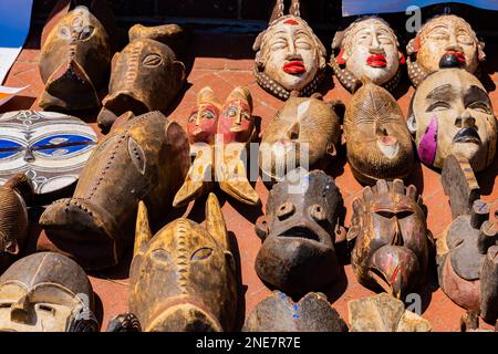 Le Cap, Afrique du Sud - 13 février 2023: Curios africains en vente sur la rue camps Bay Banque D'Images