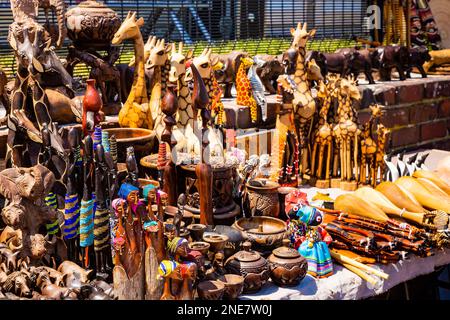 Le Cap, Afrique du Sud - 13 février 2023: Curios africains en vente sur la rue camps Bay Banque D'Images