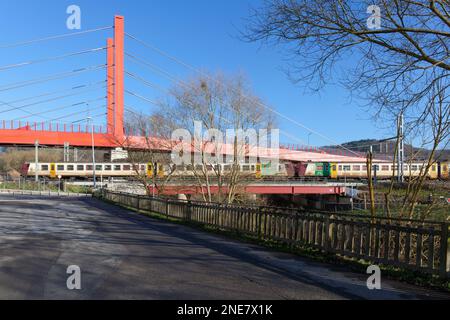 Europe, Luxembourg, Mersch, Pont routier qui traverse la rue de Luxembourg en traversant la ligne de chemin de fer et la rivière Alzette Banque D'Images