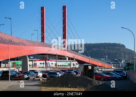 Europe, Luxembourg, Mersch, Pont routier qui traverse la rue de Luxembourg en traversant la ligne ferroviaire et la rivière Alzette Banque D'Images