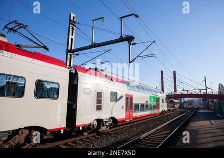Europe, Luxembourg, Mersch, Service local de voyageurs s'arrêtant à la gare de Mersch Banque D'Images