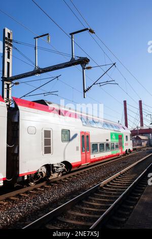 Europe, Luxembourg, Mersch, Service local de voyageurs s'arrêtant à la gare de Mersch Banque D'Images