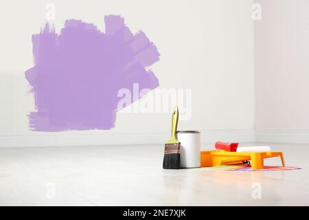 Mettre en place avec les outils du décorateur et peindre sur le sol près du mur blanc Banque D'Images