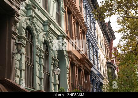 Rangée de belles maisons haut de gamme de New York avec des arbres verts Banque D'Images