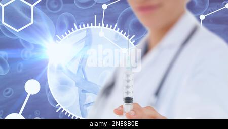 Composition de la seringue de médecin femelle avec brin d'adn et traitement de données médicales Banque D'Images