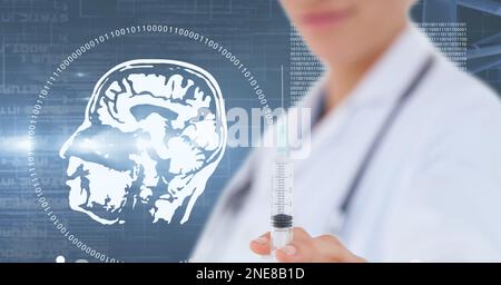 Composition de la femme médecin tenant la seringue avec la tête humaine et le traitement des données médicales Banque D'Images