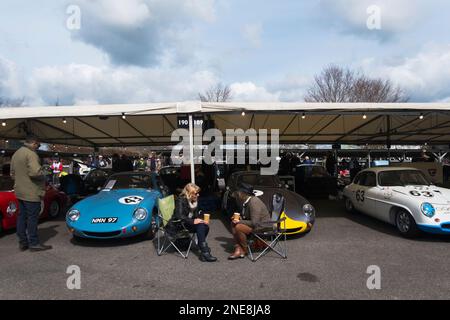 Deux dames discutant à côté de voitures en compétition à la Weslake Cup, 79th Members Meeting, circuit automobile de Goodwood, Chichester, West Sussex, Royaume-Uni Banque D'Images