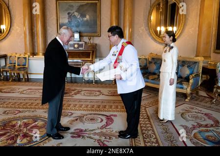 Le roi Charles III reçoit M. Thani Thongphakdi, l'ambassadeur de Thaïlande et son épouse Mme Noppanuch Thongphakdi lors d'un audience au Palais de Buckingham, à Londres. Date de la photo: Jeudi 16 février 2023. Banque D'Images