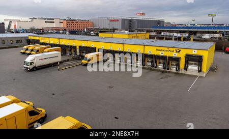 La station de livraison DHL de Weiterstadt avec métro, Segmueller en arrière-plan Banque D'Images