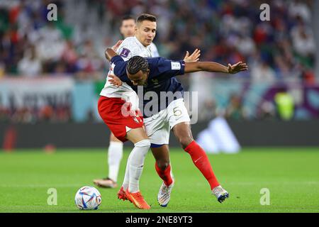 DOHA, QATAR - DÉCEMBRE 04 : Przemyslaw Frankowski, Jules Kounde lors de la coupe du monde de la FIFA Qatar 2022 Round of 16 match entre la France et la Pologne au stade Al Thumama sur 4 décembre 2022 à Doha, Qatar. (Photo par MB Media) Banque D'Images