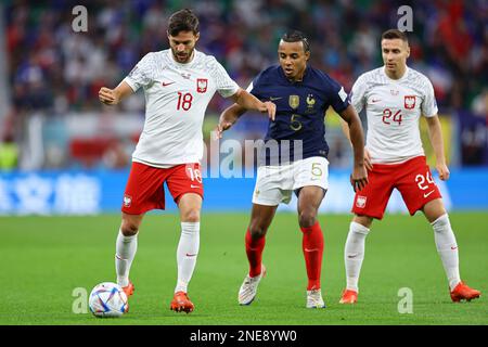 DOHA, QATAR - DÉCEMBRE 04 : Bartosz Bereszynski, Jules Kounde lors de la coupe du monde de la FIFA Qatar 2022 Round of 16 match entre la France et la Pologne au stade Al Thumama sur 4 décembre 2022 à Doha, Qatar. (Photo par MB Media) Banque D'Images